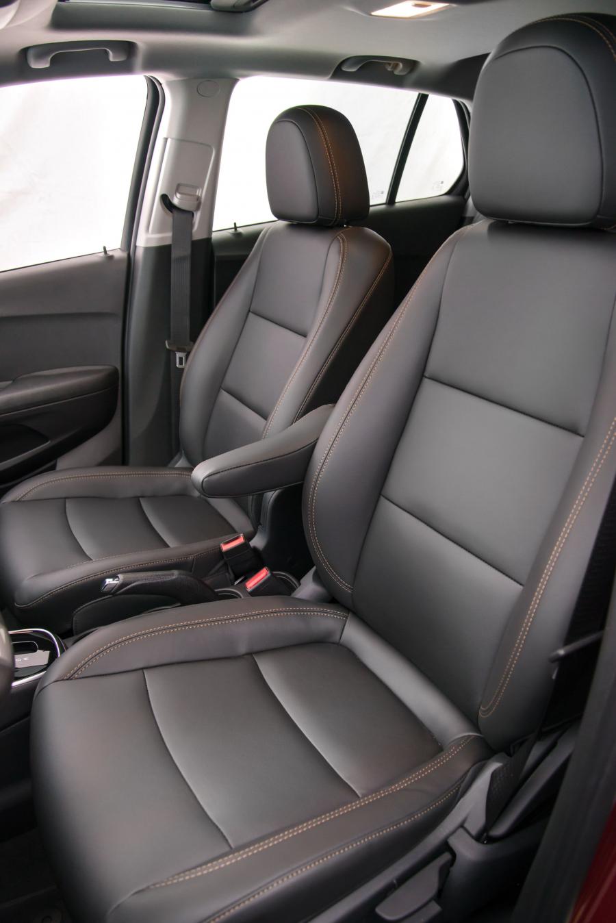 Интерьер Chevrolet Tracker Premier 2017 года  (фото 4 из 10)